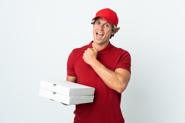 Pizzabezorger die over geïsoleerde witte muur een overwinning viert