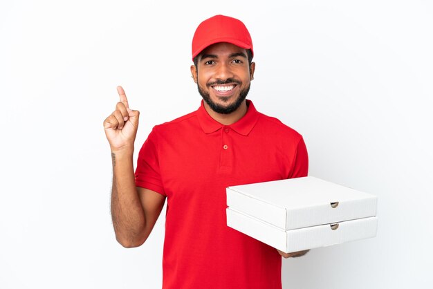 Pizzabezorger die pizzadozen oppakt die op een witte achtergrond worden geïsoleerd en een geweldig idee naar boven wijst