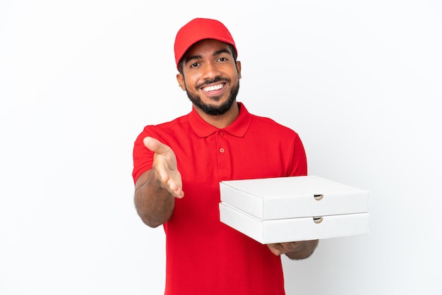 Pizzabezorger die pizzadozen oppakt die op een witte achtergrond worden geïsoleerd, handen schudden voor het sluiten van een goede deal