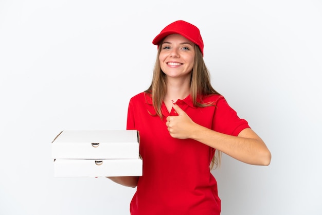 Pizzabezorger Litouwse vrouw geïsoleerd op een witte achtergrond met een duim omhoog gebaar