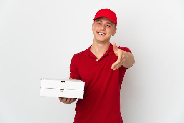 Pizzabezorger met werkuniform oppakken van pizzadozen geïsoleerd