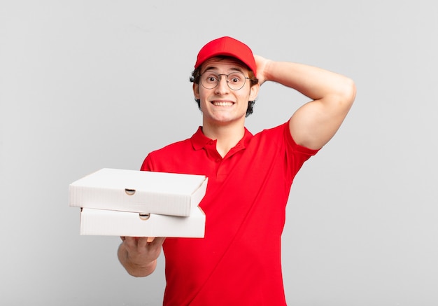 Pizzabezorger voelt zich gestrest, bezorgd, angstig of bang, met de handen op het hoofd, in paniek bij vergissing