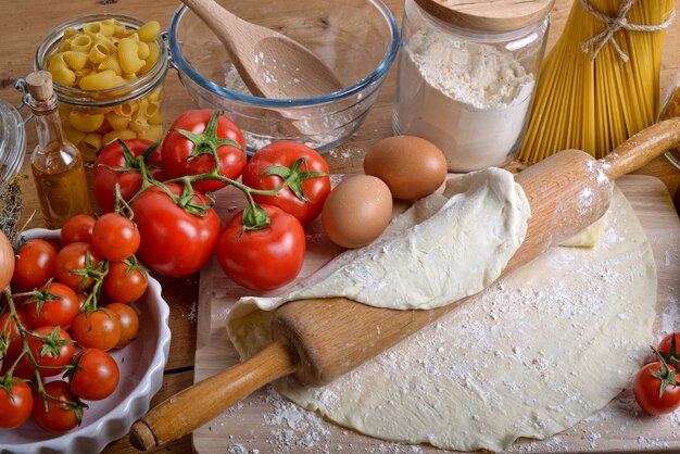 Pizzadeeg en ingrediënten