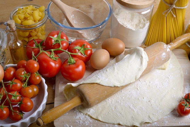 Pizzadeeg en ingrediënten