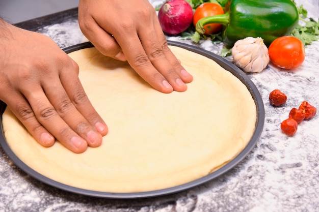 Foto pizzadeeg handen maken