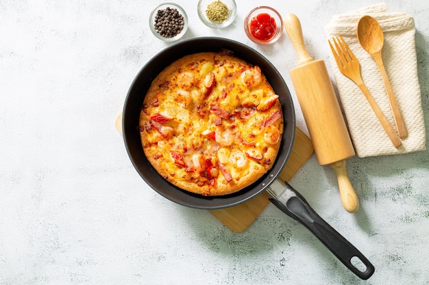 Foto pizzadelicious pepperoni pizza e pomodoro basilico ingredienti per la cottura su sfondo di cemento nero