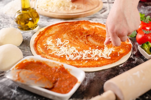 Pizzaiolo bereidt pizza in de keuken, de chef-kok bereidt het deeg