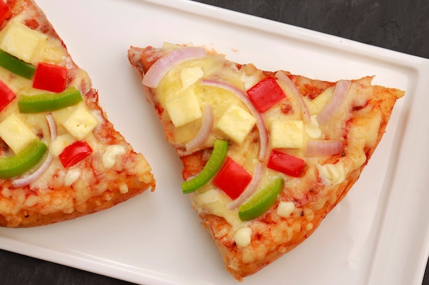 Pizzapaneer makhani zelfgemaakte heerlijke pizza gemaakt met rode en groene paprika