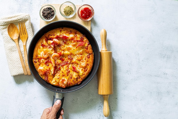 pizzaRauwe ingrediënten en kant-en-klare pizza op een zwarte achtergrond Banner met kopieerruimte Koken