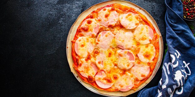 Pizzaworst, tomatensaus, kaas