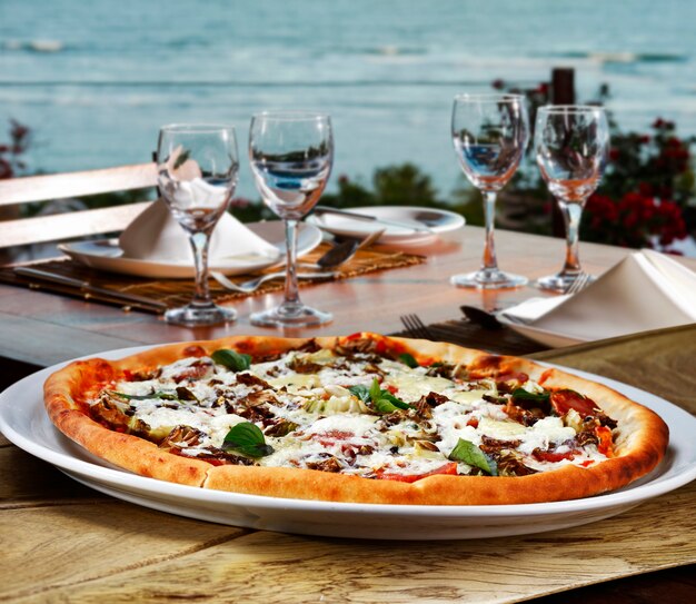 Pizzeria op het strand, pizza eten