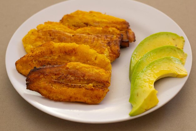 PlÃ¡tanos fritos con aguacate, comida dominicana, comida de buffet, menÃ en casa, vista cerrada