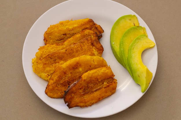 Plátanos fritos con aguacate, comida dominicana, comida de Buffet, menÃº en casa, 비스타 수페리어.