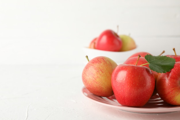 Plaat met appels op witte tafel