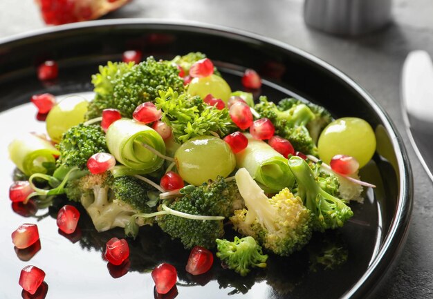 Plaat met broccolisalade op lijst