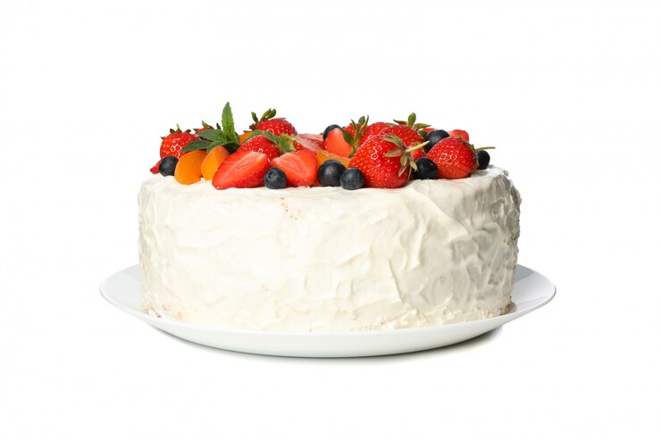 Foto plaat met de cake van de bessenroom op witte achtergrond wordt geïsoleerd die