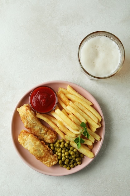 Plaat met gebakken fish and chips en bier geïsoleerd