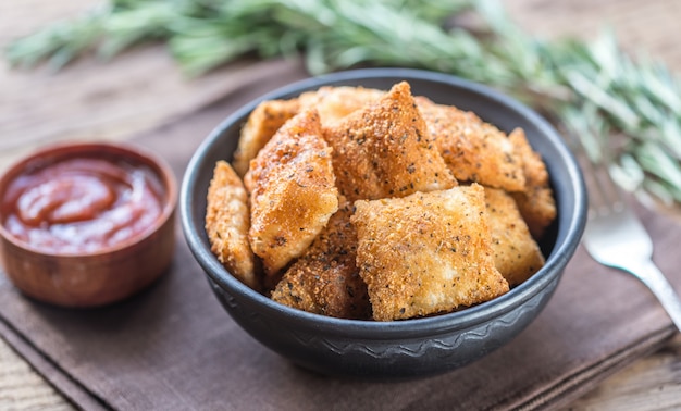 Plaat met gebakken ravioli