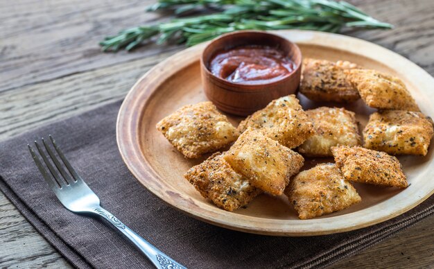 Plaat met gebakken ravioli