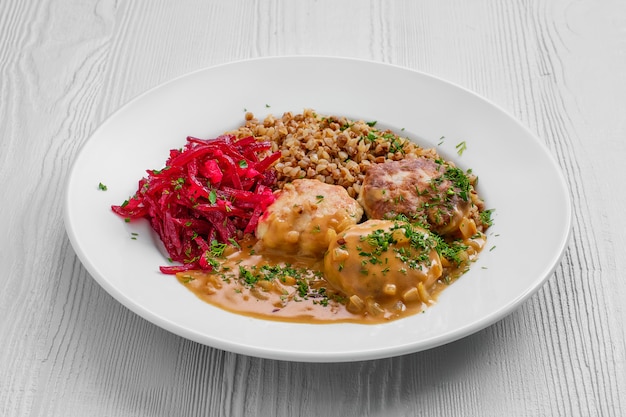 Plaat met gehaktballetjes, boekweit en rode bietensalade