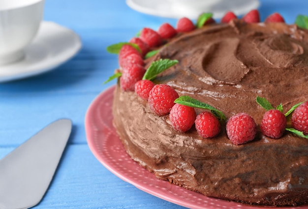 Plaat met heerlijke chocoladekoek op houten achtergrond
