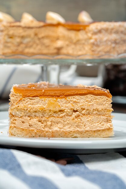 Plaat met heerlijke karamel cake close-up