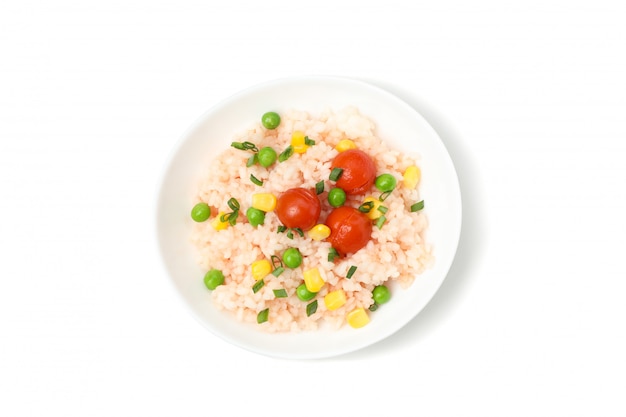 Plaat met heerlijke rijst en groenten geïsoleerd op een witte ondergrond