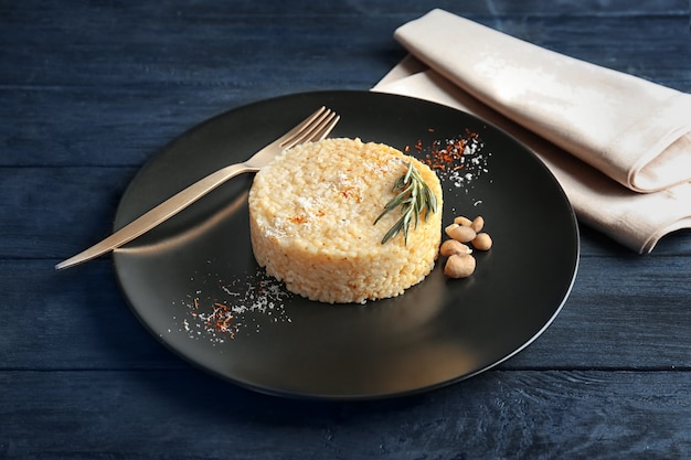 Plaat met heerlijke risotto op houten tafel