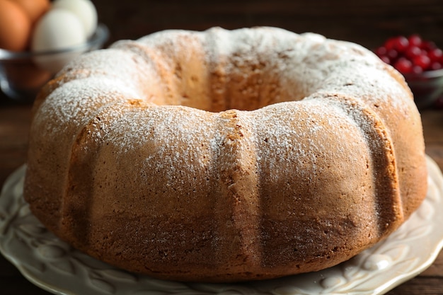 Plaat met heerlijke vers gebakken yoghurtcake, close-up