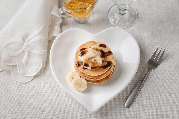 Plaat met lekkere banaanpannekoeken op keukentafel