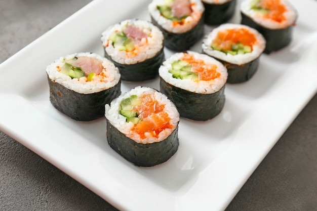 Plaat met lekkere sushi rolt op tafel