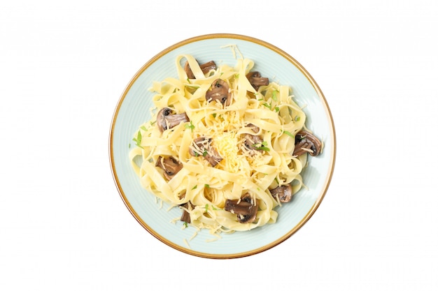 Plaat met pasta, kaas en champignons geïsoleerd