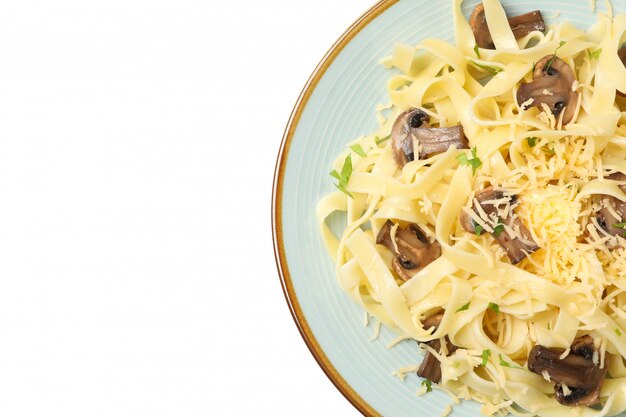 Plaat met pasta, kaas en champignons geïsoleerd