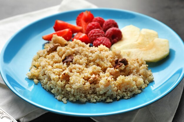 Plaat met smakelijke quinoa op tafel