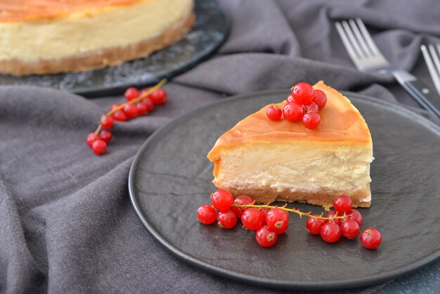 Plaat met stukje lekkere cheesecake op tafel