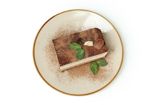 Plaat met Tiramisu-cake die op witte achtergrond wordt geïsoleerd