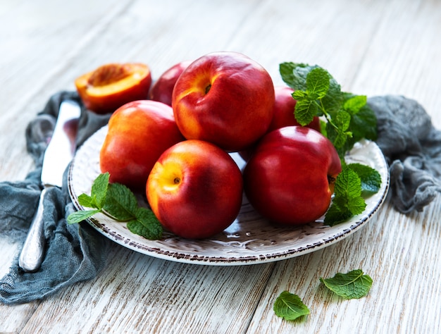 Plaat met verse nectarines