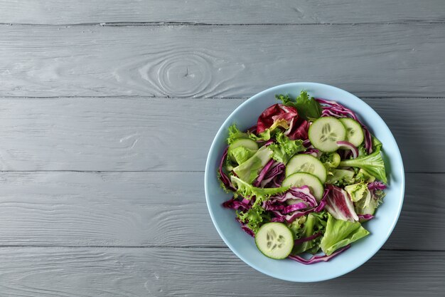 Plaat met verse salade op houten