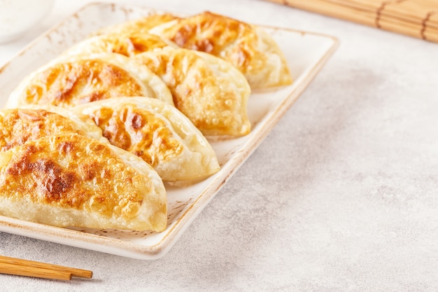 Plaat van Aziatische gyoza, bollensnack