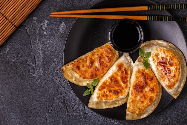 Plaat van Aziatische gyoza, knoedelsnack met sojasaus