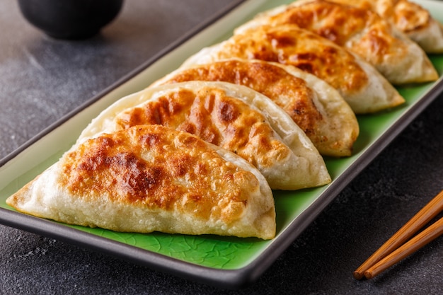 Plaat van aziatische gyoza, knoedelsnack