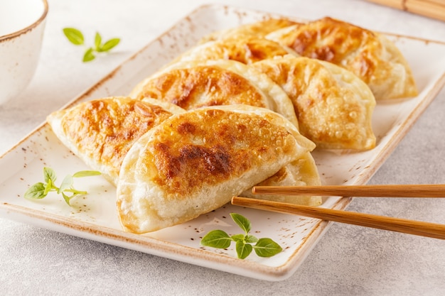 Plaat van Aziatische gyoza, knoedelsnack