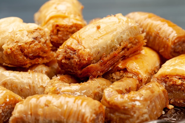 Plaat van baklava dessert close-up geserveerd op tafel