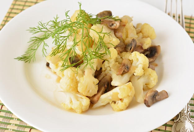 plaat van bloemkool met champignons