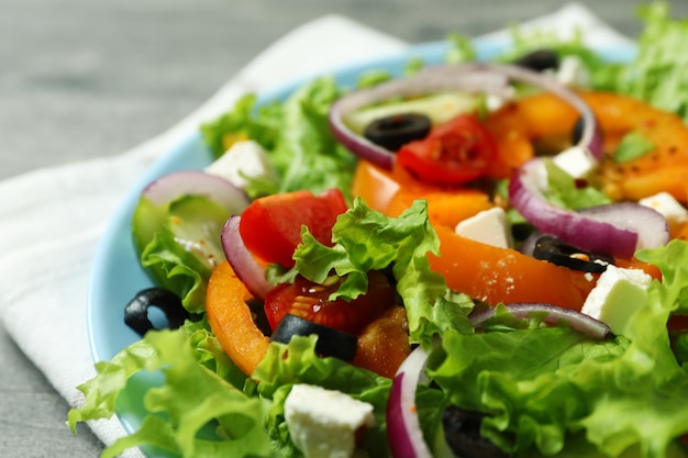 Plaat van griekse salade en keukendoek