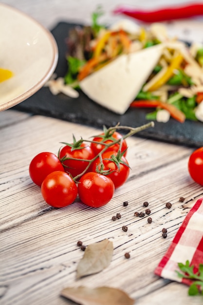 Plaat van groene salade met groenten en kaas