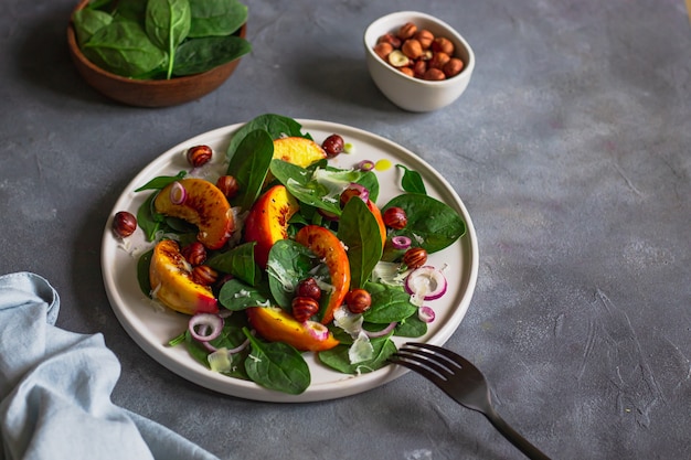 Plaat van groene smakelijke zomersalade