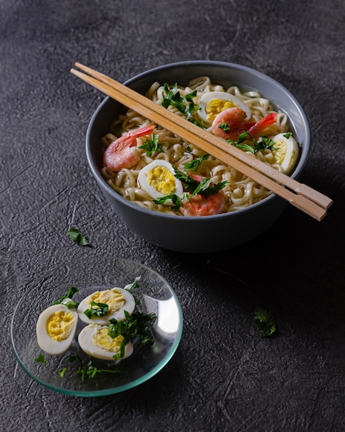 Plaat van heerlijke ramen met ei en garnalen. Pittige Aziatische keuken. Geweldig idee voor een stevige lunch