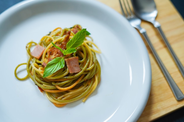 Foto plaat van heerlijke smakelijke zelfgemaakte spaghetti