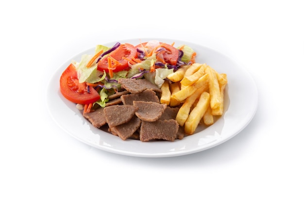 Plaat van kebab, groenten en frietjes geïsoleerd op een witte achtergrond